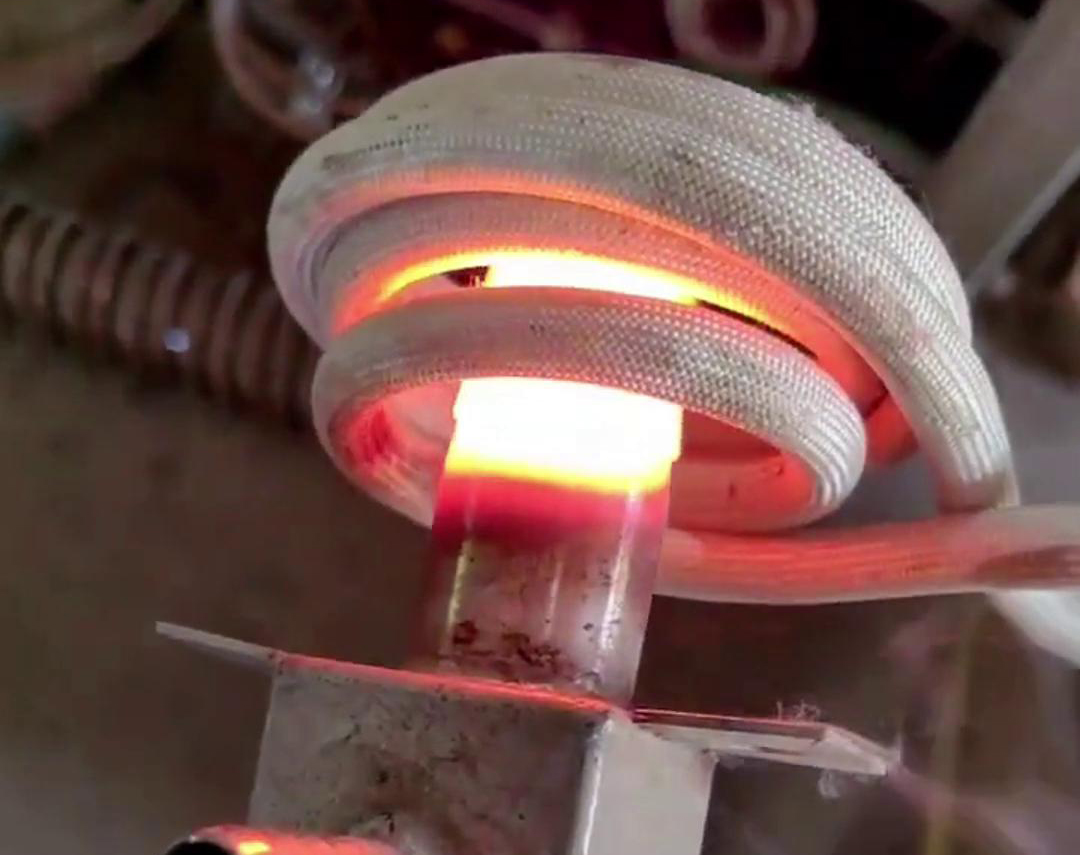 手持式高頻機加熱不鏽鋼管是一種高效、精確的加熱方法