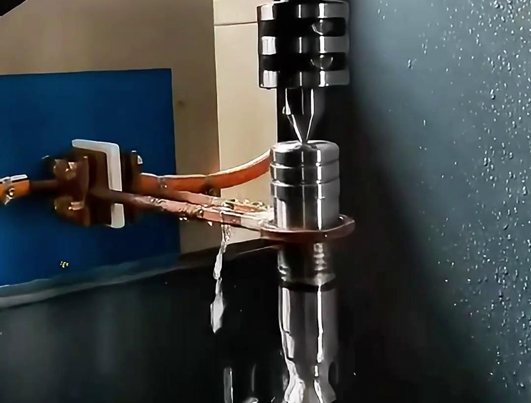高頻淬火機床通過91看片免费观看加熱方式快速將軸的表麵加熱至奧氏體化溫度