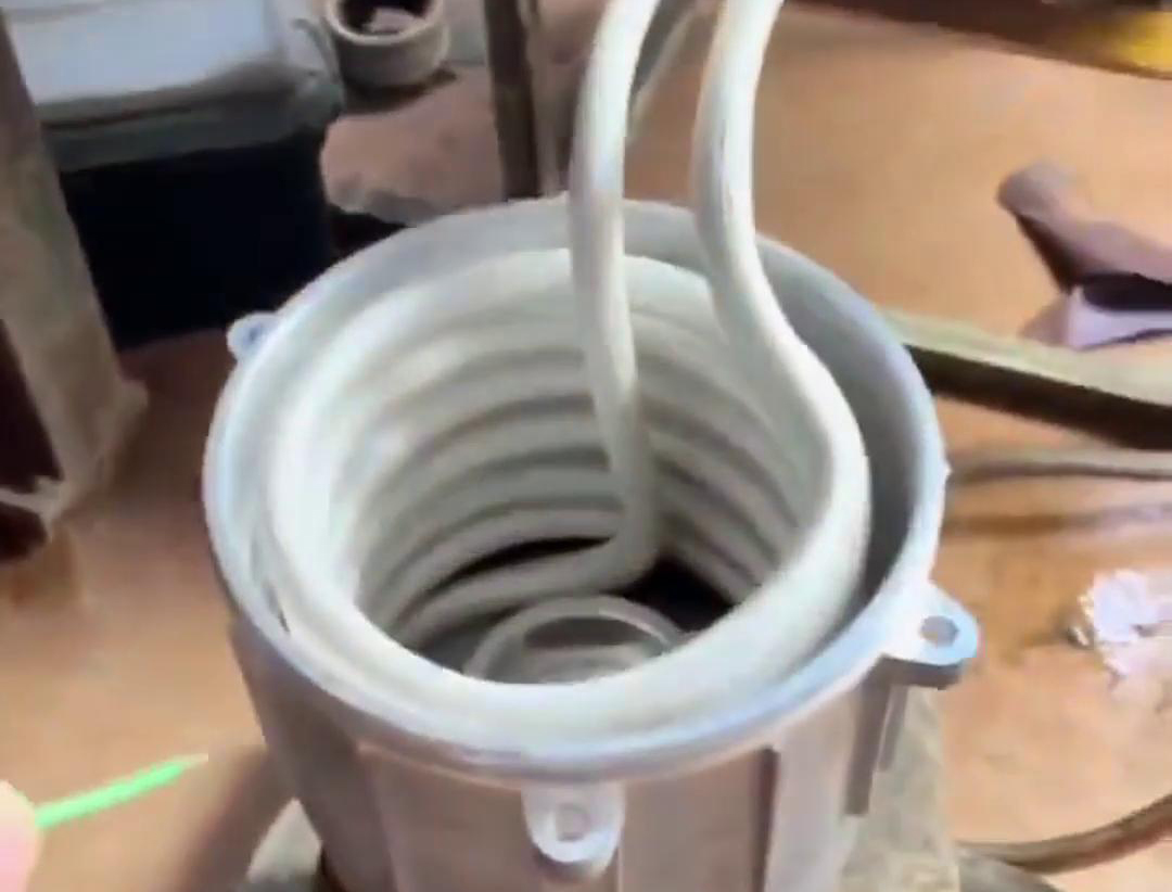 在電機裝配中，使用高中頻91看片免费观看加熱設備進行軸套或軸承的熱裝確實是一種常見的裝配方法