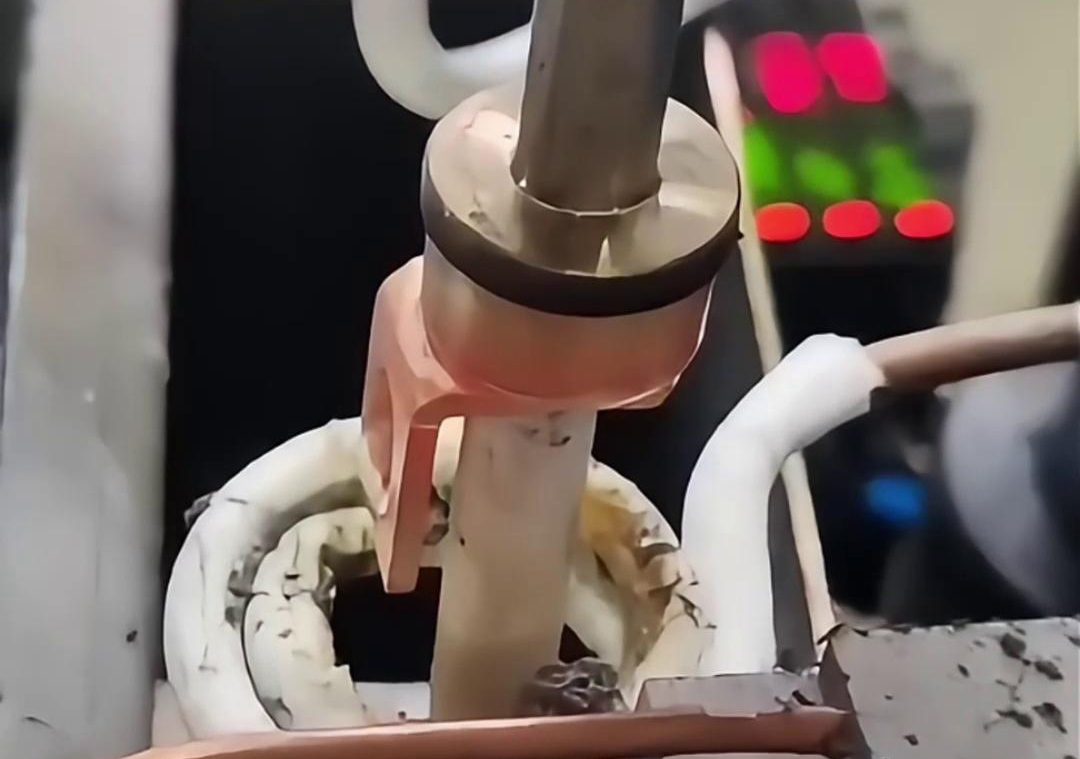保險絲座是這樣的焊接的，原來是用了高頻自動化釺焊機來完成焊接