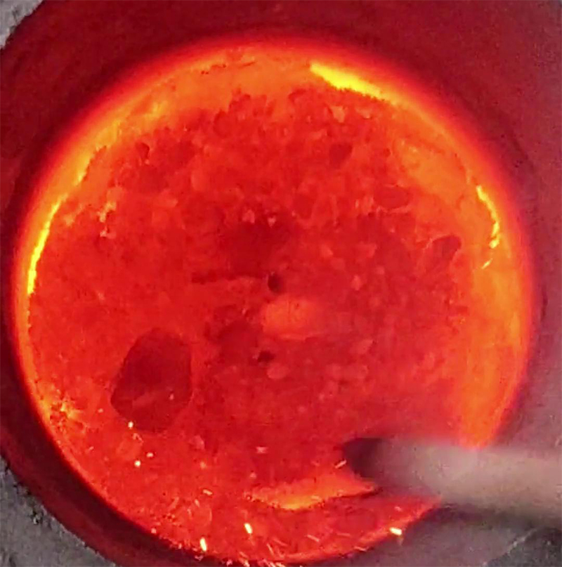 小型鐵渣中頻熔煉爐，采用IGBT節能電源模塊，比傳統電爐電烤箱節能