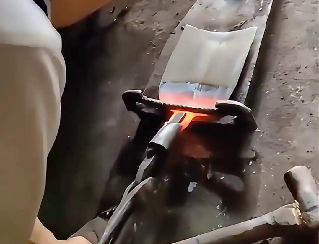 超音頻91看片免费观看加熱設備對農用鋤頭進行加熱退火熱處理折彎