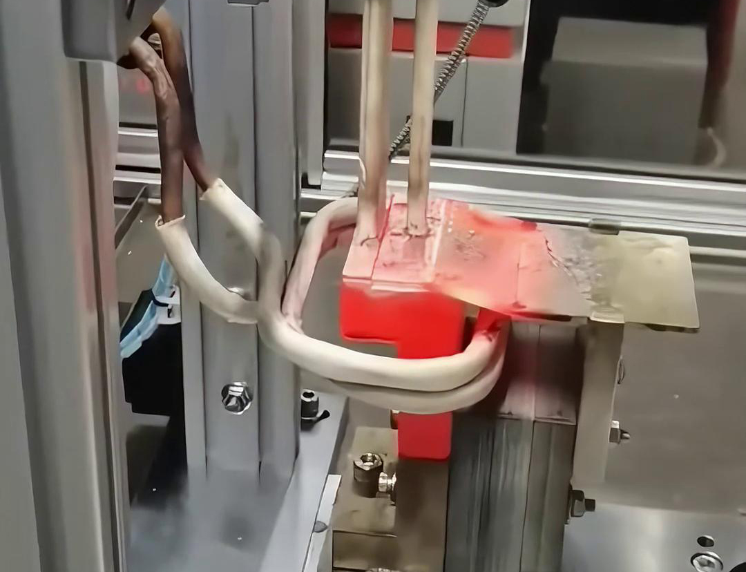 框架斷路器母排銅排高頻焊接過程。采用高頻自動焊接