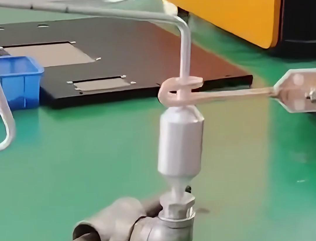 鋁管鋁儲液器正在進行釺焊，用的是手持式高頻91看片免费观看焊機