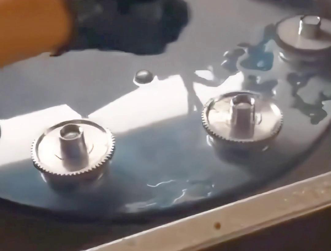 多工位齒輪淬火機床可以同時對多個齒輪進行淬火處理，提高生產效率