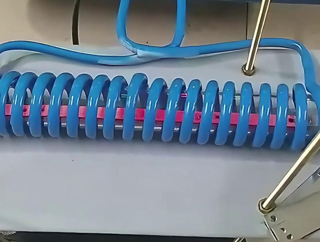 客戶定製的高頻退火機，專門用於雙孔墊片在線退火，