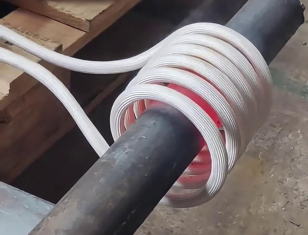 30KW高頻91看片免费观看加熱設備，局部加熱直徑65mm的鐵棒折彎