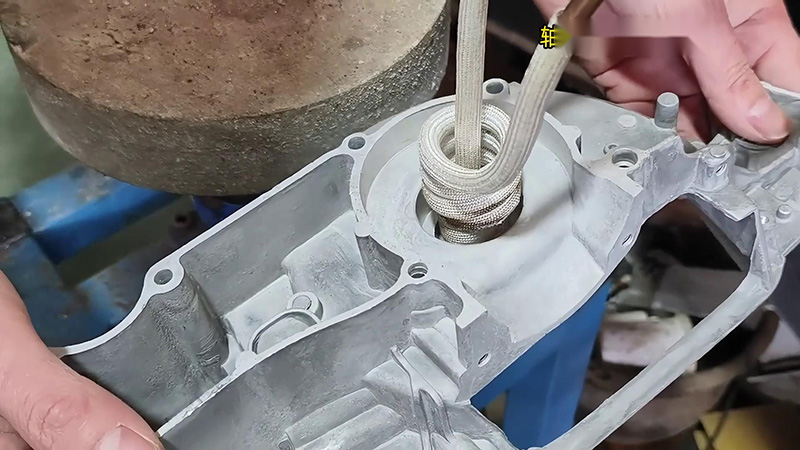 鋁殼使用高頻加熱機加熱內孔，然後軸承熱裝配