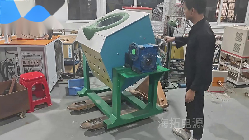 客戶定製的300公斤中頻熔煉爐，手搖傾倒式熔銅爐