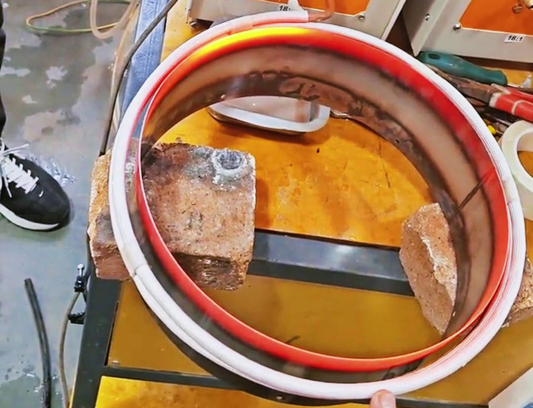 高頻加熱機對不鏽鋼鋼管進行加熱退火，為熱壓翻邊做準備