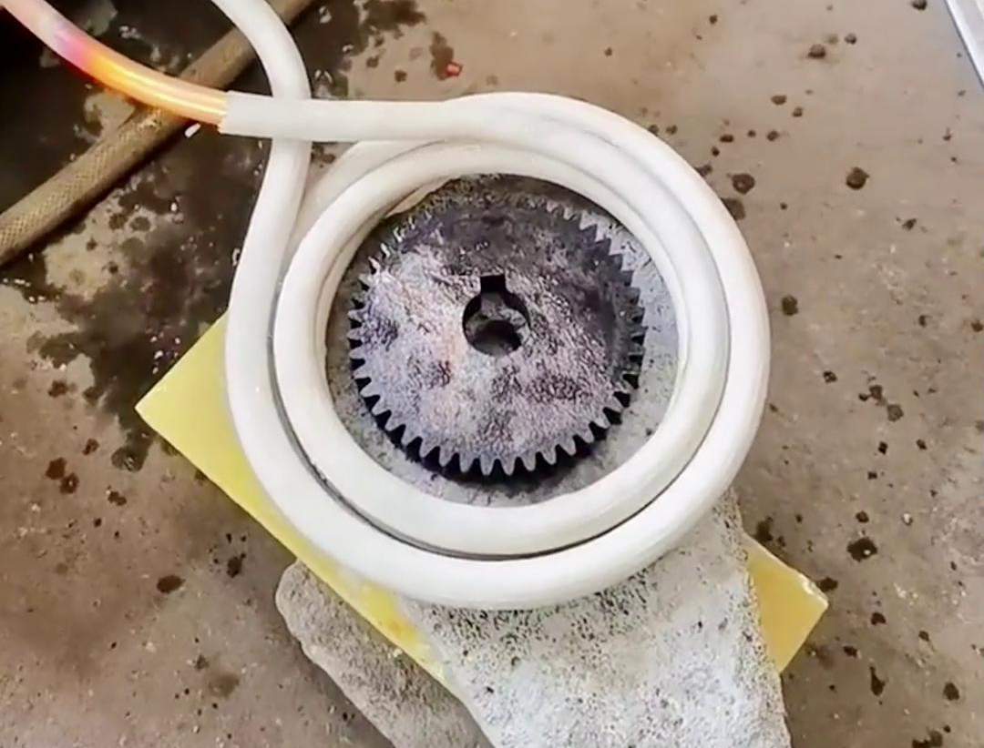 高頻九幺免费看片能夠使齒輪的齒根和齒麵溫度升高，而心部保持原狀