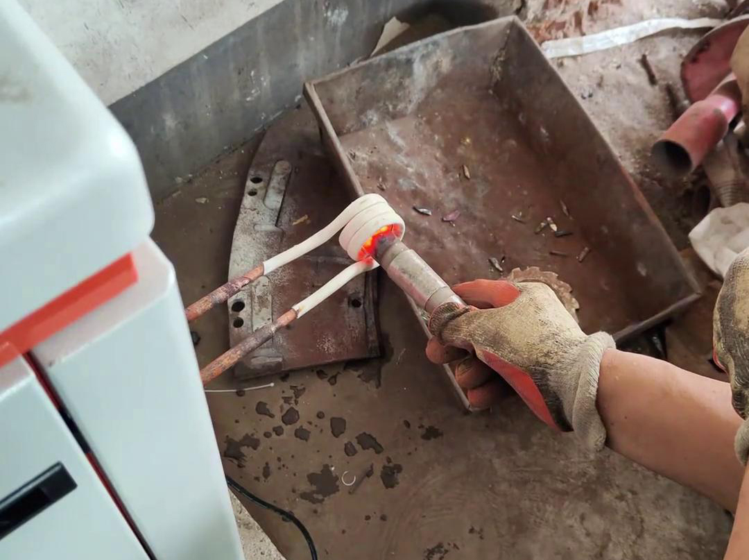 這是高頻加熱機，專門用來鎢鋼合金熱拆解的