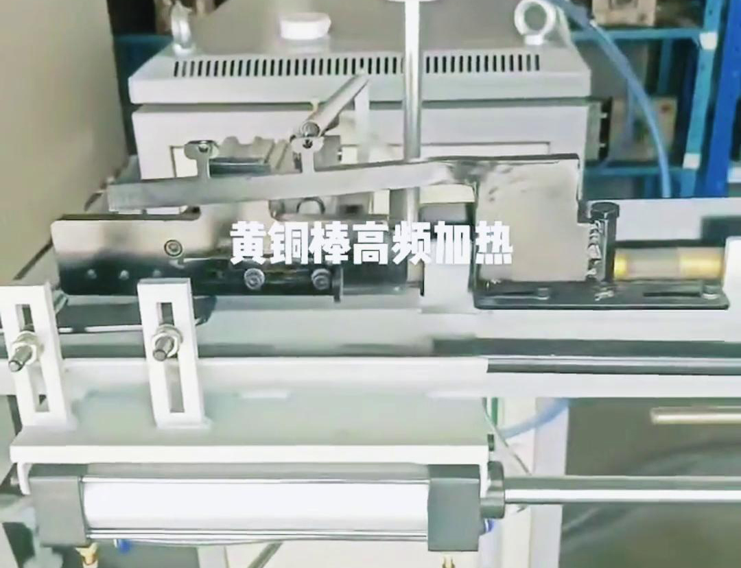 自動化送料機把一根根的黃銅棒送到鍛造加熱爐裏加熱