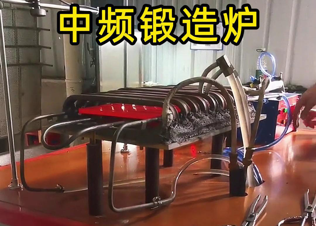 中頻銅板鍛造加熱爐，采用91看片免费观看加熱技術，配合送料機自動上下料