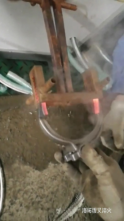 高頻加熱機 撥叉淬火，1.7秒一個，質量杠杠滴