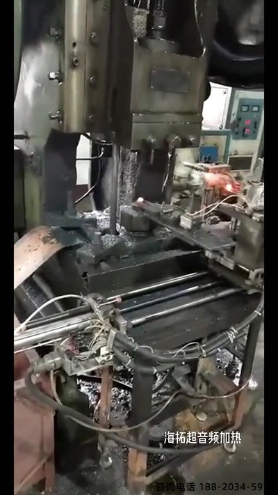 超音頻91看片免费观看加熱設備配合機械傳送帶對加熱鐵棒鍛造