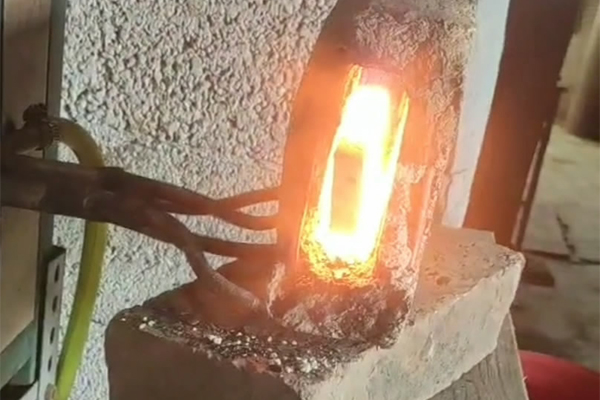打鐵也要與時俱進，以前燒碳加熱鋼件，現在都用91看片免费观看加熱設備了