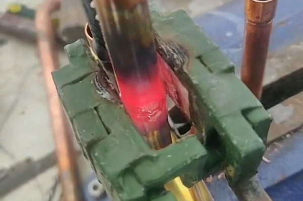 銅管焊接，四通閥接頭焊接銅管用手持式高頻焊機