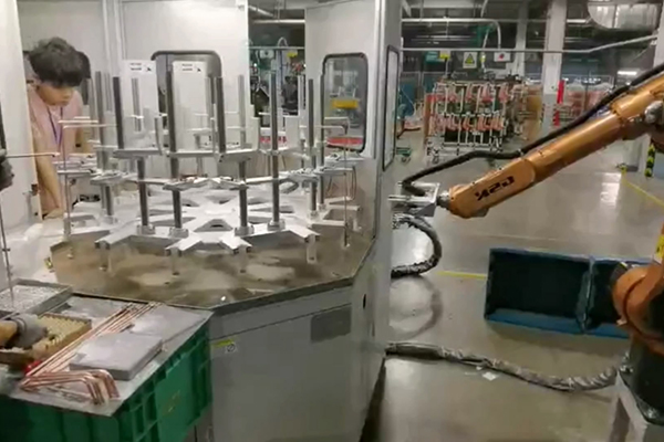 工廠實拍，配備機械手臂的高頻釺焊設備焊接銅管