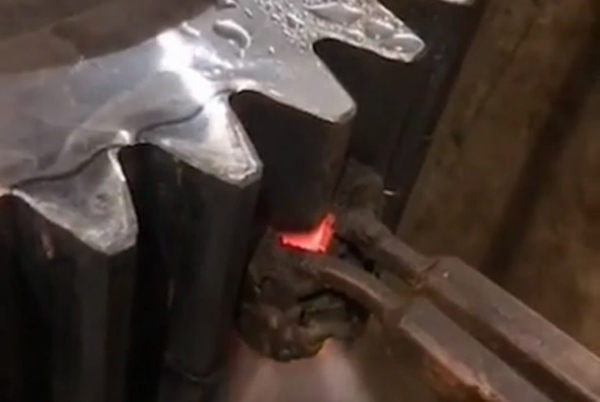 中頻淬火機+91看片免费观看加熱溫度的升高與冷卻介質的溫度差增大